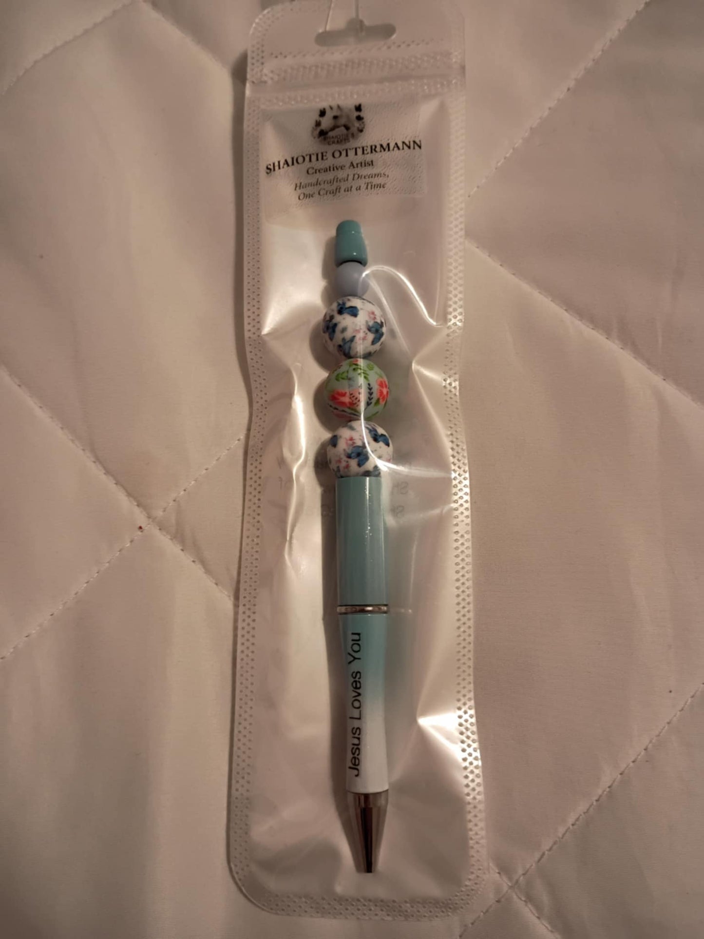 Handmade beaded pen made by Shaiotie's Crafts aka Shaiotie Ottermann