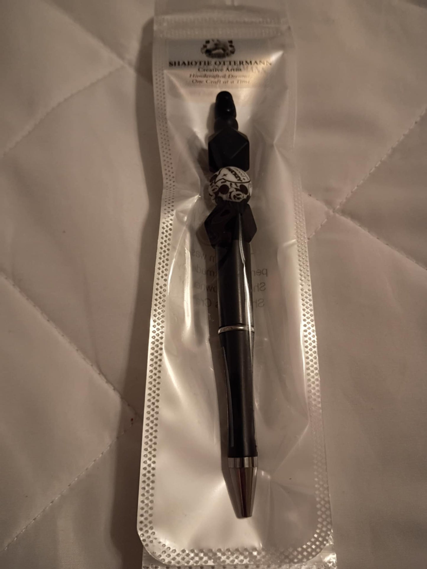 Handmade beaded pen made by Shaiotie's Crafts aka Shaiotie Ottermann