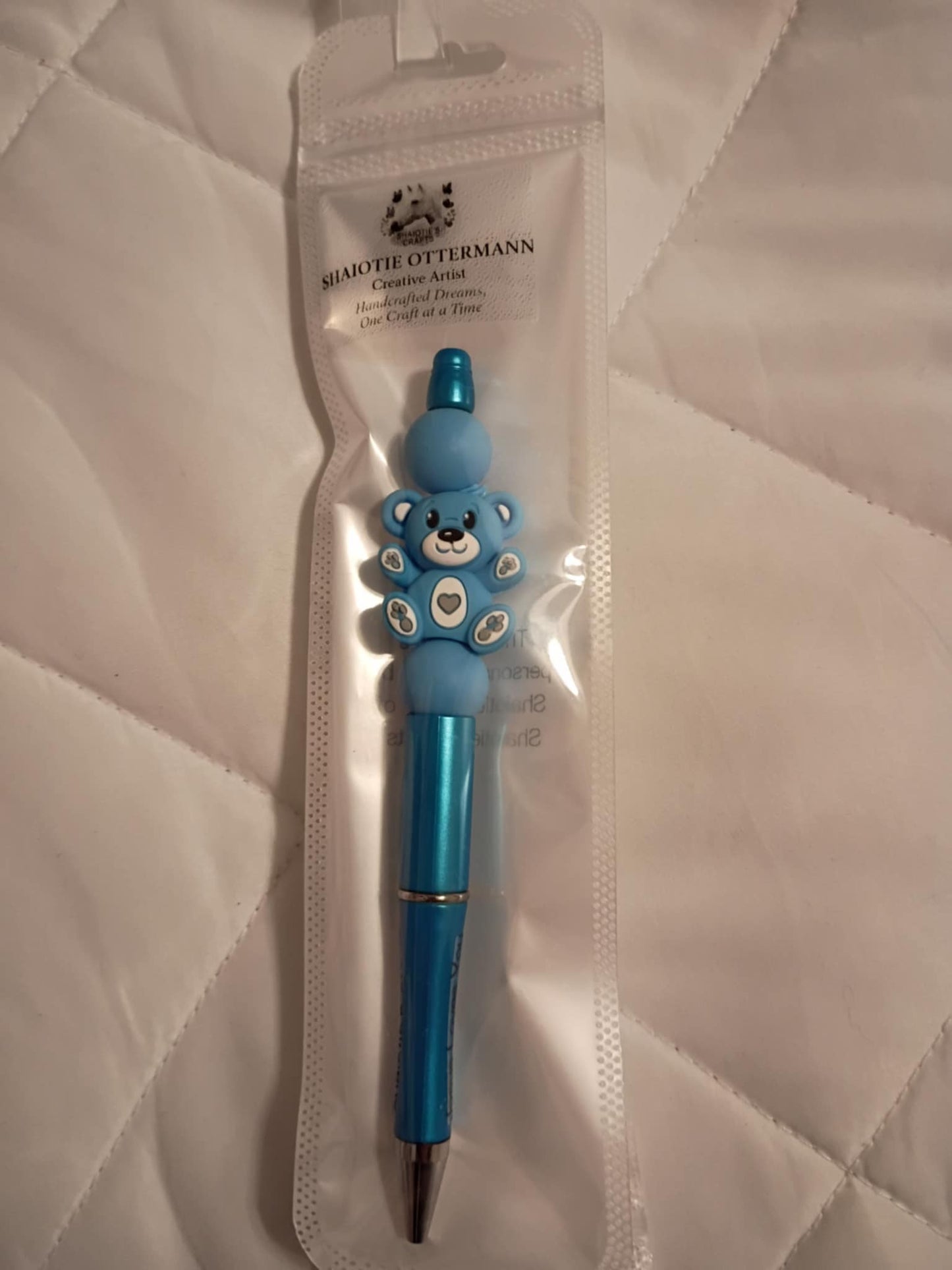 Handmade beaded pen made by Shaiotie's Crafts aka Shaiotie Ottermann.