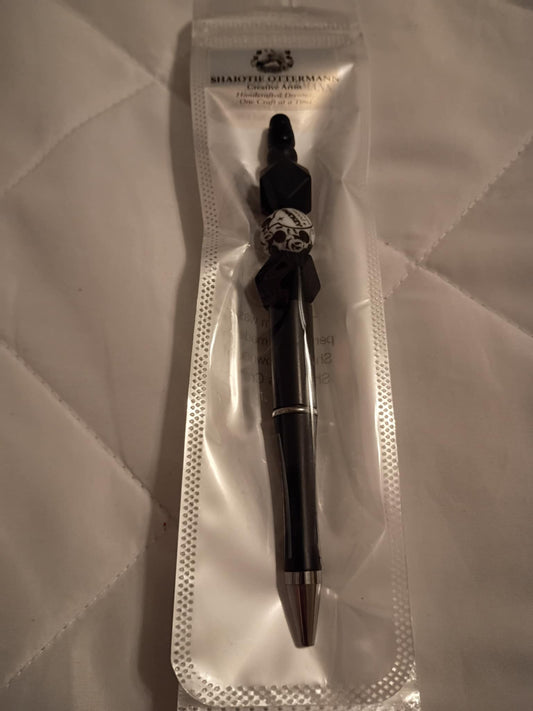 Handmade beaded pen made by Shaiotie's Crafts aka Shaiotie Ottermann
