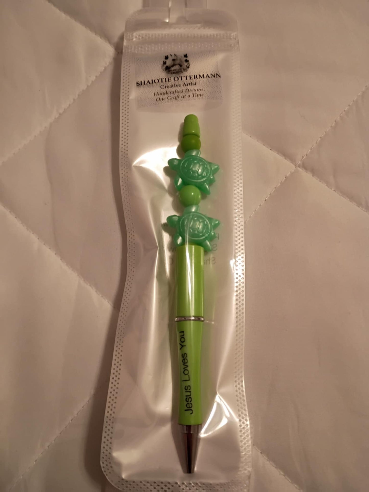 Handmade beaded pen made by Shaiotie's Crafts aka Shaiotie Ottermann