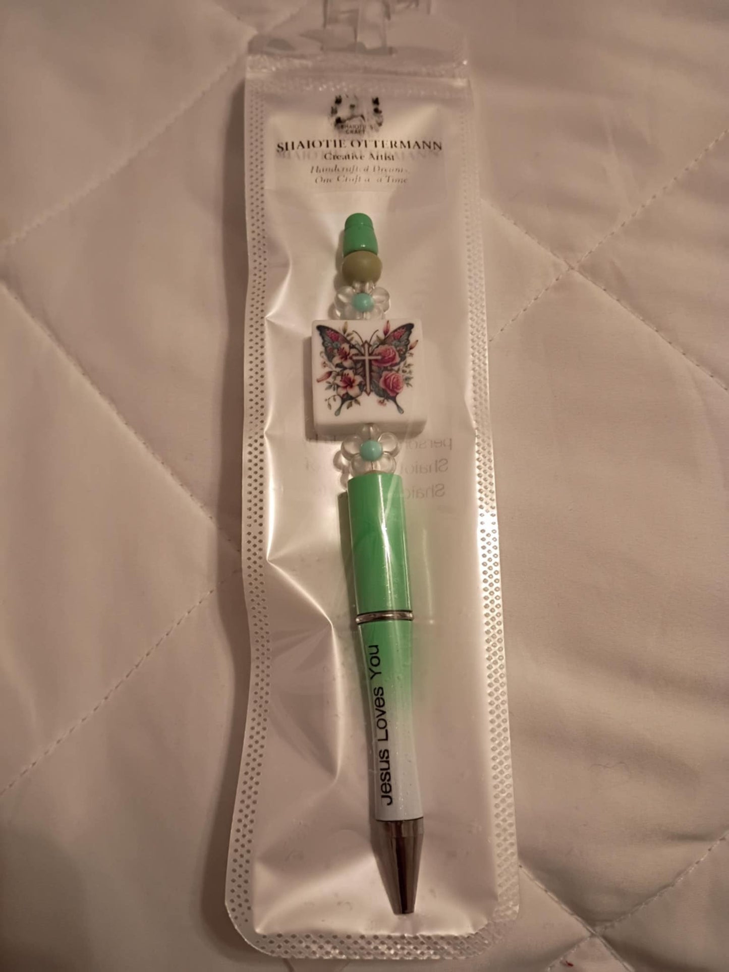 Handmade beaded pen made by Shaiotie's Crafts aka Shaiotie Ottermann.